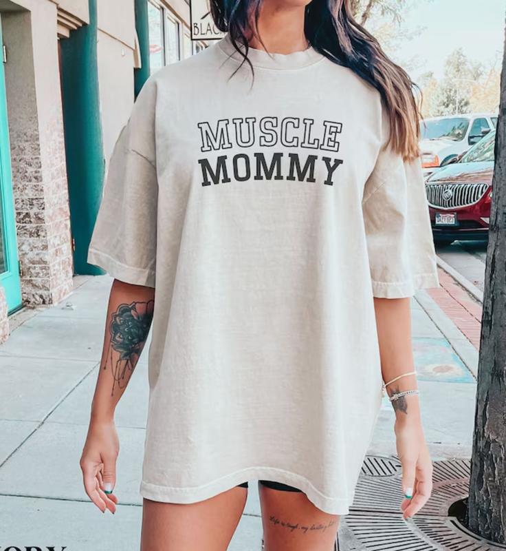 Muscle Mommy Pump Cover Gym Shirt, Oversized Shirt for Weightlifting, Gym Gift for Girlfriend, Gift for Bodybuilding Top Womenswear Underwear Tshirt