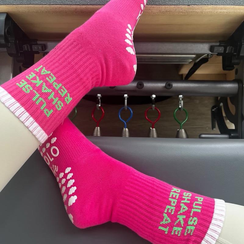 PILATES CREW GRIP SOCKS , “PULSE SHAKE REPEAT” , cotton, reformer socks Fit Hot Pink Comfort Workout